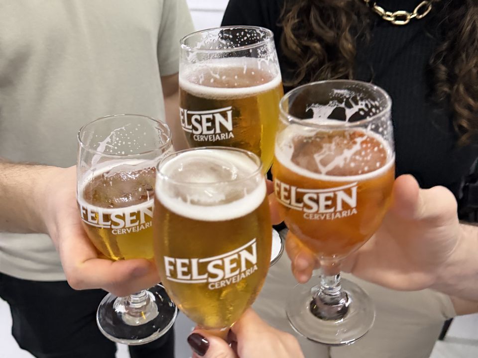 Brinde com quatro taças de cerveja Felsen