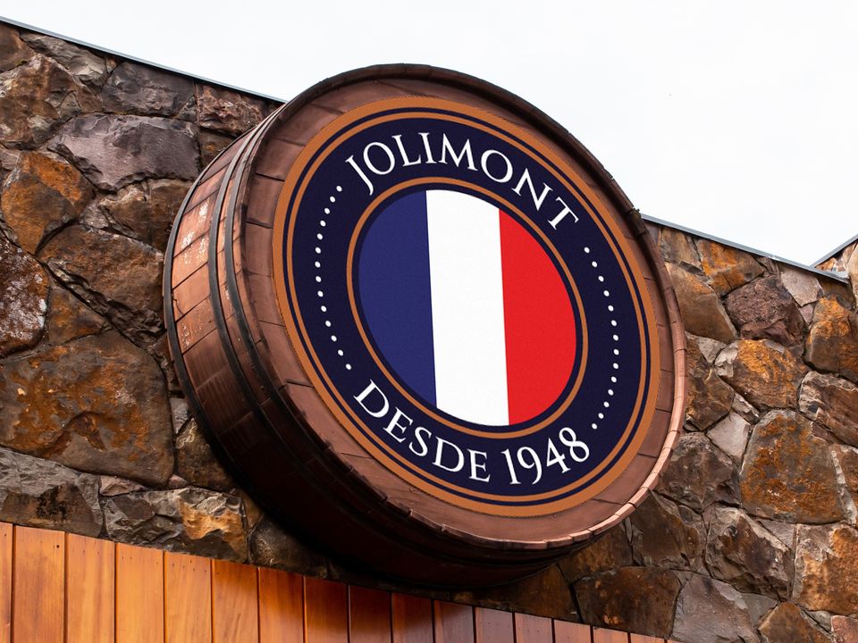 Barril com o selo Jolimont Desde 1948 na entrada da vinícola, em Canela